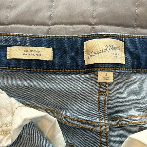 Universal Thread High Rise Jean Short Size 8 - Picture 2 of 3